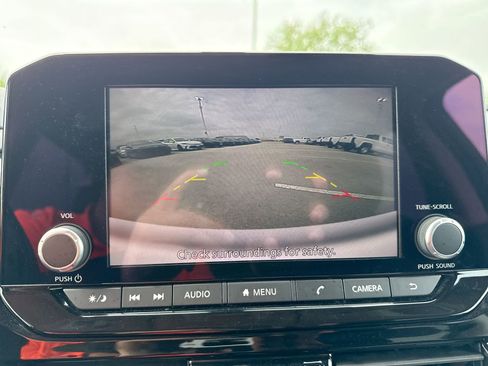 Used 2025 Nissan Pathfinder SV FWD image 22