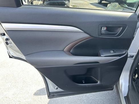 Used 2019 Toyota Highlander LE image 18