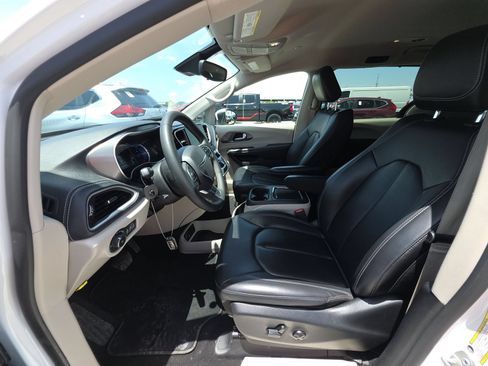 Used 2023 Chrysler Pacifica Touring-L FWD image 3