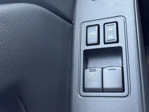 Certified 2025 Nissan Frontier SV image 18