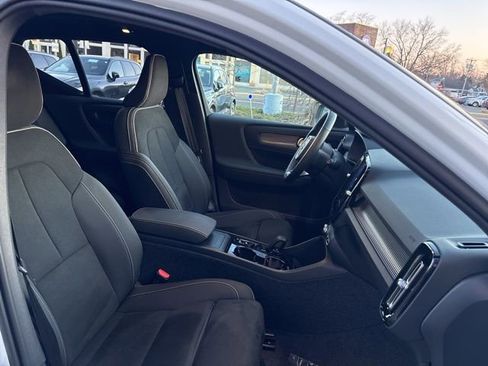 Used 2025 Volvo XC40 B5 Plus image 16