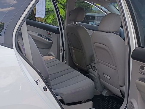 Used 2007 Kia Rondo LX FWD image 16