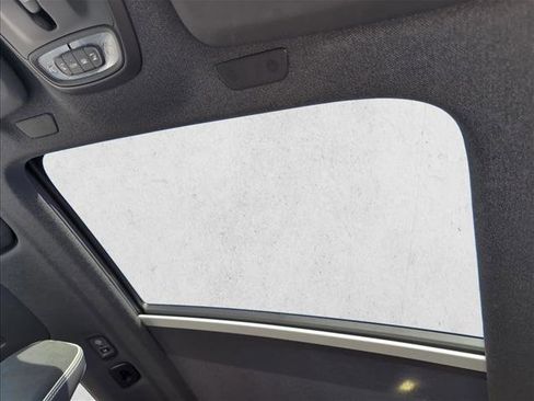 Used 2022 Volvo XC40 T5 R-Design w/ Climate Package image 17