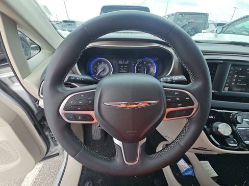 Used 2023 Chrysler Voyager LX FWD image 13