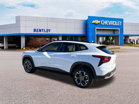 Used 2024 Chevrolet Trax LT image 3