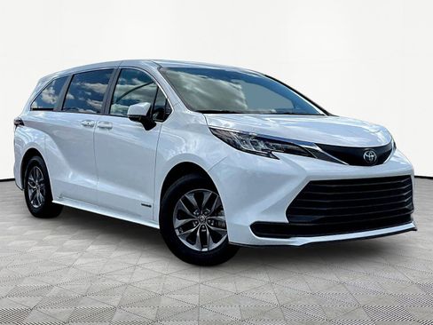 Used 2021 Toyota Sienna LE FWD image 3