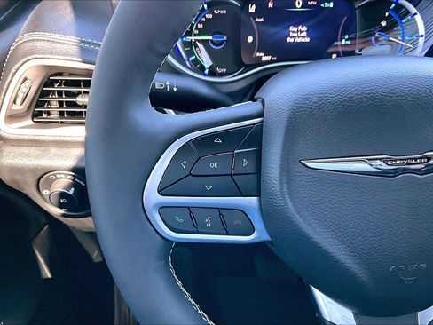 Used 2025 Chrysler Pacifica Select image 10