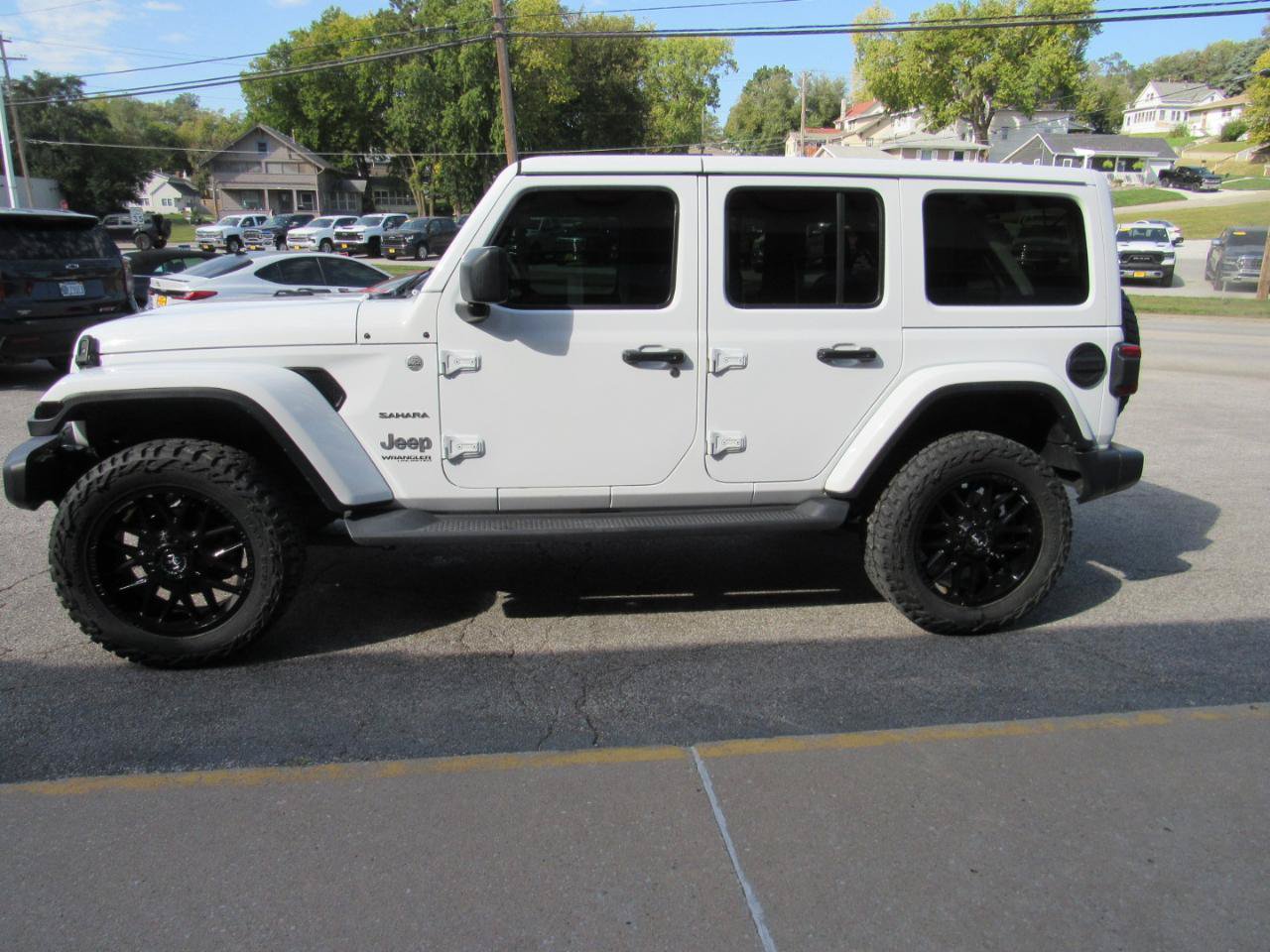 Used 2019 Jeep Wrangler Unlimited Sahara w/ Uconnect 4C Nav & Sound Group AWD/4WD image 10