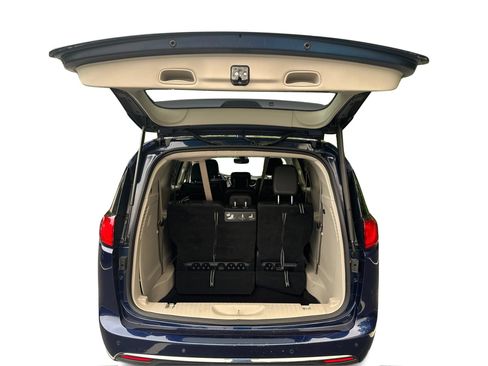 Used 2019 Chrysler Pacifica Touring-L FWD image 14