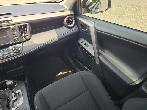 Used 2018 Toyota RAV4 XLE AWD/4WD image 12