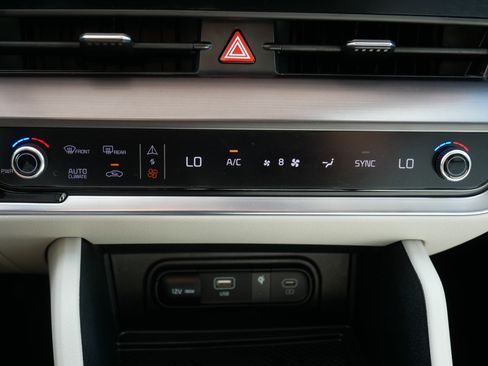 Certified 2025 Kia Sportage EX w/ Premium Package AWD/4WD image 23