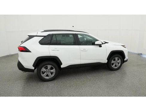 Used 2022 Toyota RAV4 XLE w/ Convenience Package FWD image 12