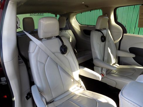 Used 2017 Chrysler Pacifica Touring-L Plus w/ Tire & Wheel Group image 25