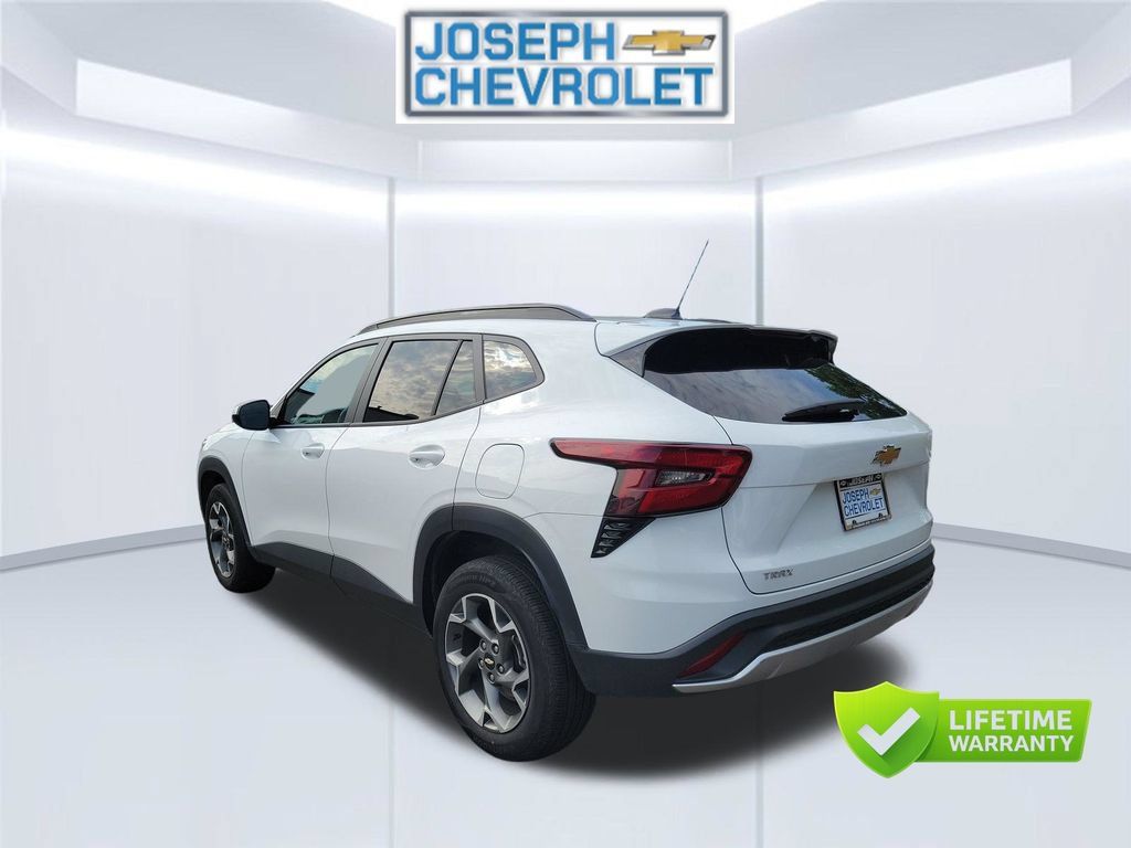 Used 2025 Chevrolet Trax LT FWD image 4