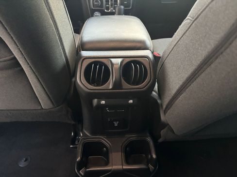 Used 2025 Jeep Wrangler Sahara image 24