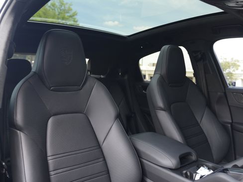 Certified 2026 Porsche Cayenne GTS AWD/4WD image 33