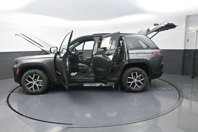 Used 2024 Jeep Grand Cherokee Limited AWD/4WD image 34