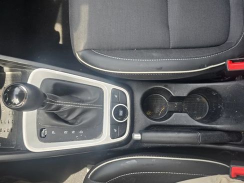 Used 2025 Hyundai Venue Limited FWD image 23