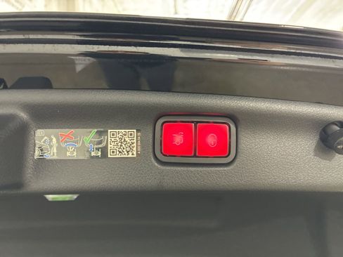 Used 2025 Mercedes-Benz C 300 4MATIC Sedan image 6