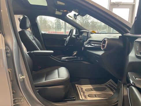 Used 2024 Chevrolet Trax RS w/ Sunroof Package image 17