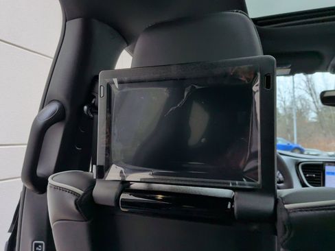 Used 2025 Chrysler Pacifica Limited w/ Uconnect Theater Family Group image 16