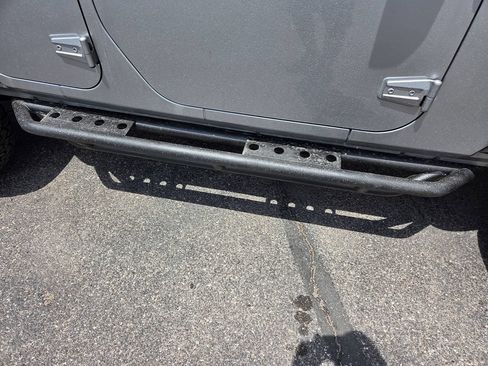 Used 2018 Jeep Wrangler Unlimited Sahara w/ Connectivity Group AWD/4WD image 3