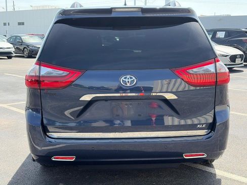 Used 2020 Toyota Sienna XLE Premium FWD image 3