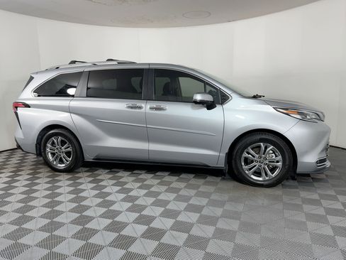 Used 2023 Toyota Sienna Platinum image 6