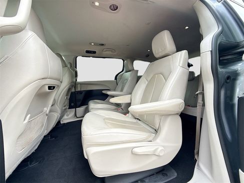 Used 2021 Chrysler Pacifica Touring-L image 25