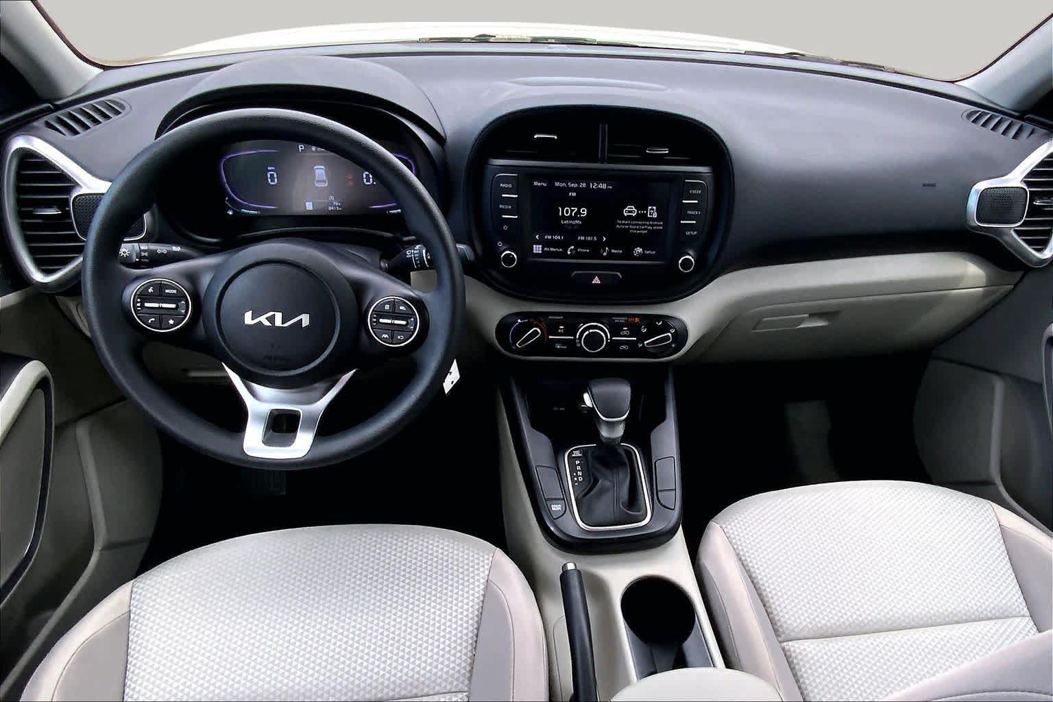 Used 2025 Kia Soul LX w/ LX Technology Package FWD image 15