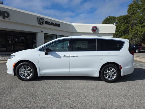 New 2026 Chrysler Pacifica Select image 8