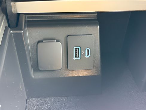 Used 2022 Ford Explorer Limited w/ Equipment Group 301A AWD/4WD image 19