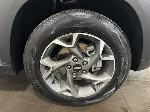 Used 2025 Chevrolet Trax LT w/ LT Convenience Package FWD image 29