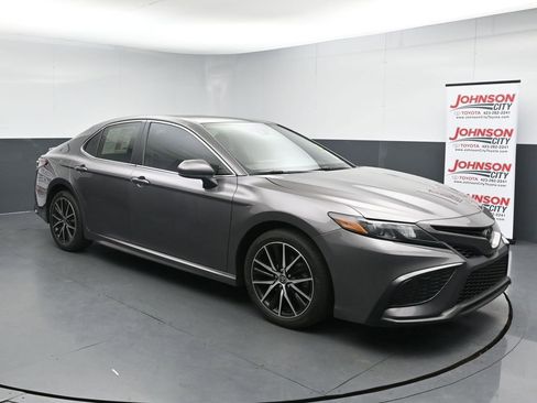 Used 2021 Toyota Camry SE FWD image 2