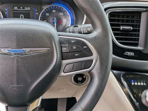 Used 2020 Chrysler Voyager Lxi image 19