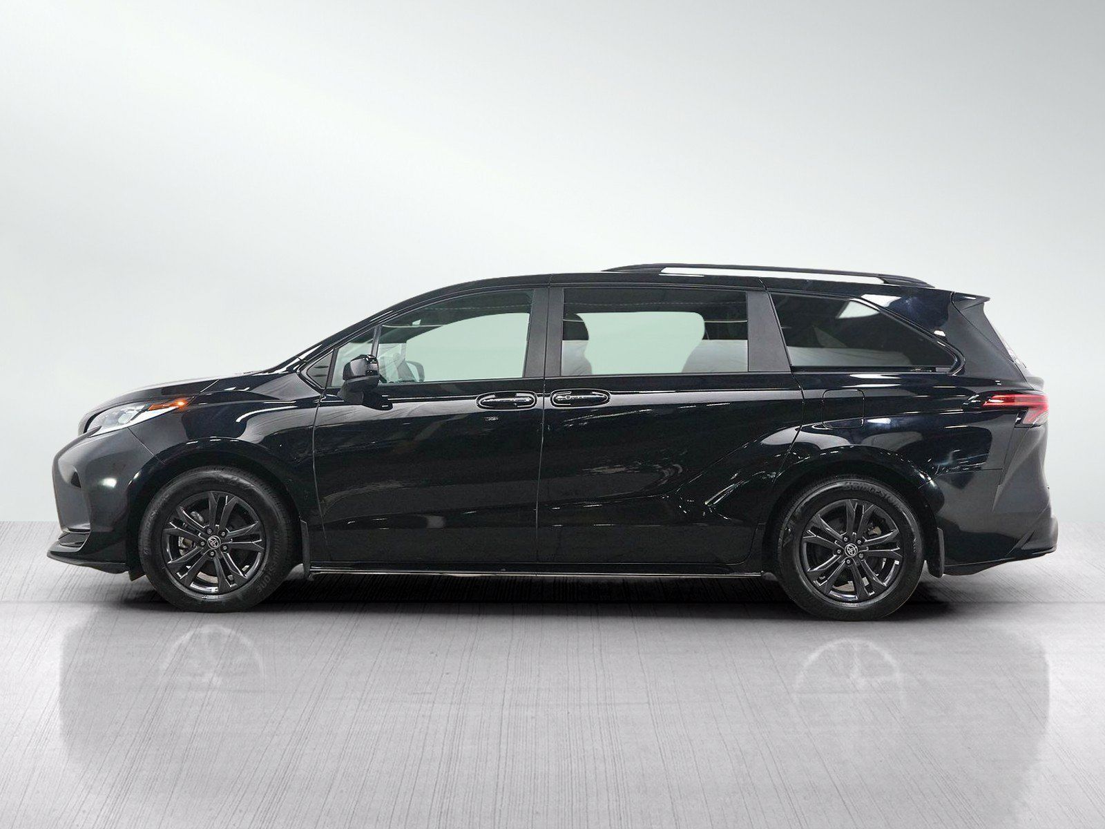 Used 2025 Toyota Sienna XSE AWD/4WD image 2