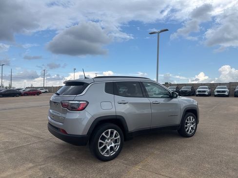 Used 2022 Jeep Compass Latitude AWD/4WD image 19