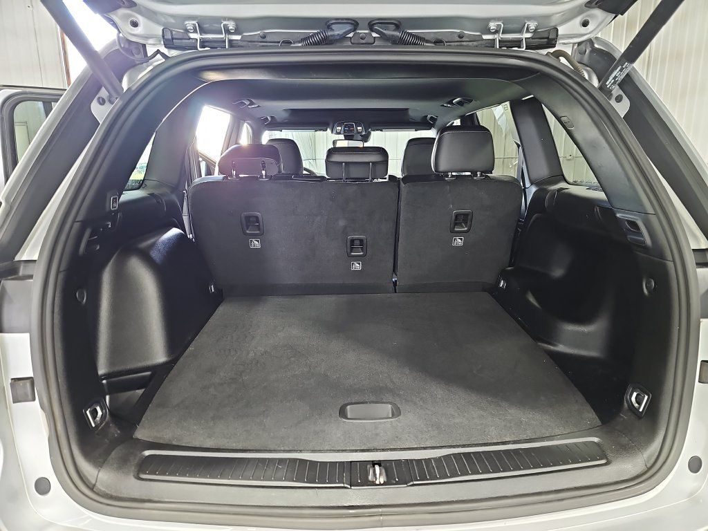 Used 2023 Jeep Grand Cherokee Altitude AWD/4WD image 12