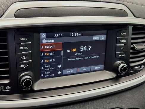 Used 2020 Kia Sorento L FWD image 11
