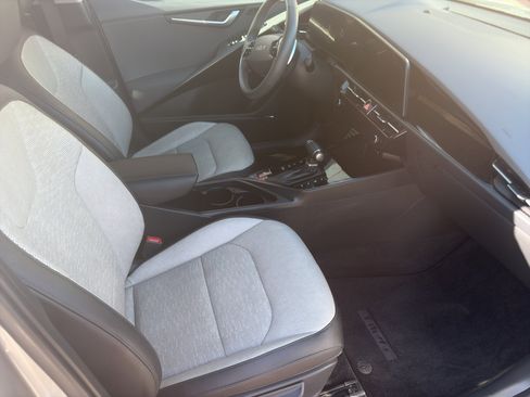 Used 2023 Kia Niro SX Touring FWD image 23
