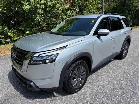 Used 2025 Nissan Pathfinder SV AWD/4WD image 2