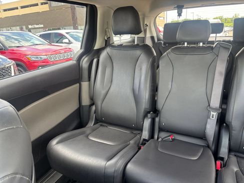 Used 2026 Kia Carnival FWD image 41