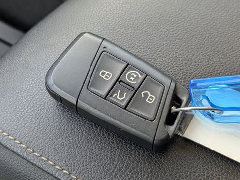 Used 2023 Volkswagen Tiguan SE w/ Panoramic Sunroof Package image 37