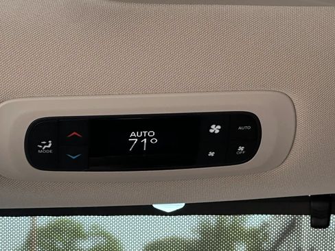 Used 2017 Chrysler Pacifica Touring-L FWD image 16