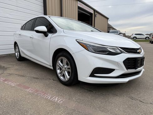 Used 2017 Chevrolet Cruze LT image 3