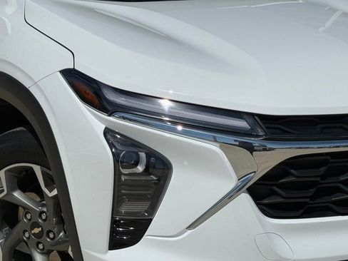 Used 2025 Chevrolet Trax LT image 3