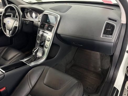 Used 2017 Volvo XC60 T6 Dynamic w/ Advanced Package image 28