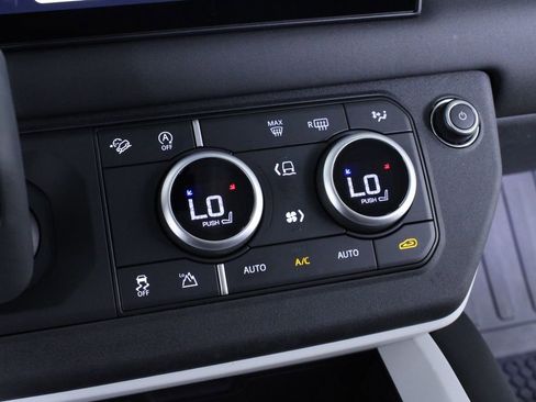 Used 2025 Land Rover Defender 110 S image 27