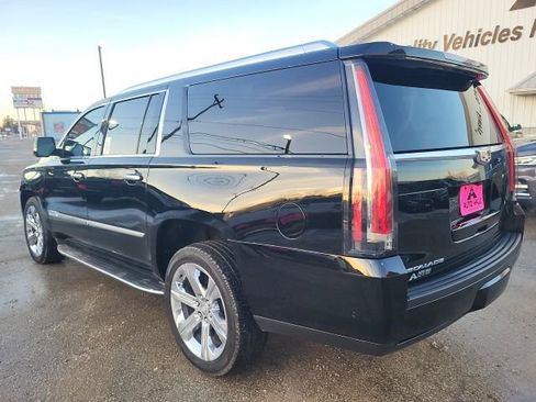 Used 2019 Cadillac Escalade ESV Premium Luxury image 10