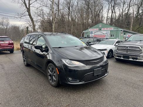 Used 2019 Chrysler Pacifica Touring-L image 1